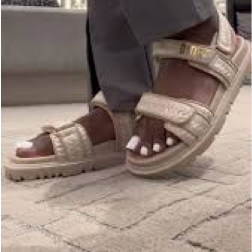 DIOR raffia sandals gold logo - Picture 12 of 13